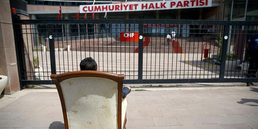 CHP önünde 'koltuk' eylemi