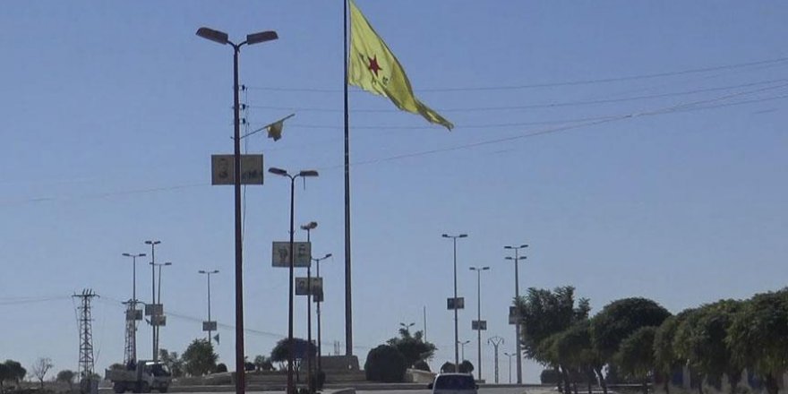 Tel Abyad merkezinde terör örgütü YPG/PKK bayrağı