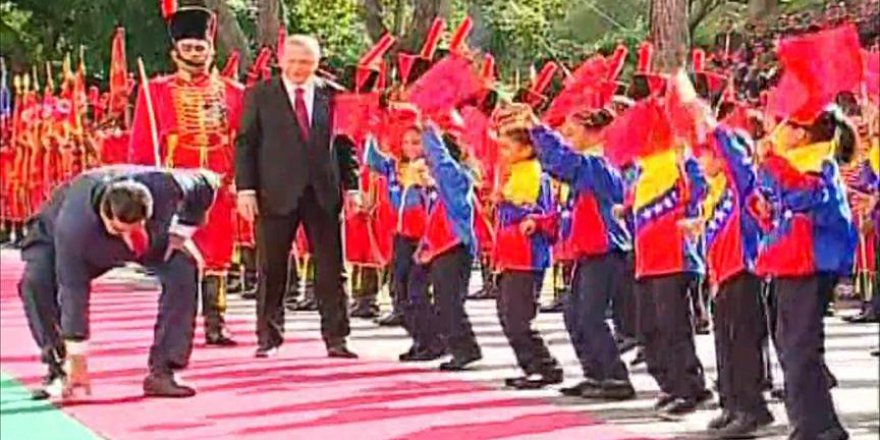 Maduro, rüzgardan yere düşen Türk bayrağını kaldırdı