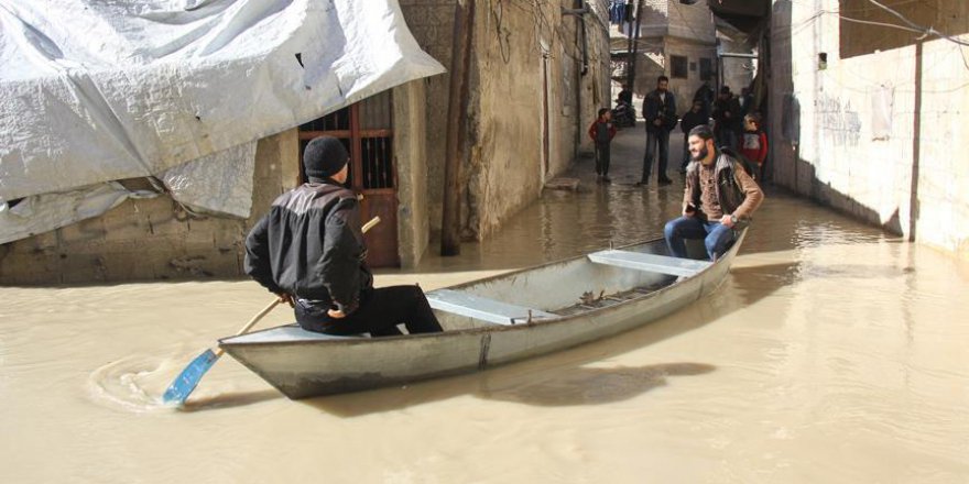 Asi Nehri taşınca sandalla ulaşım başladı