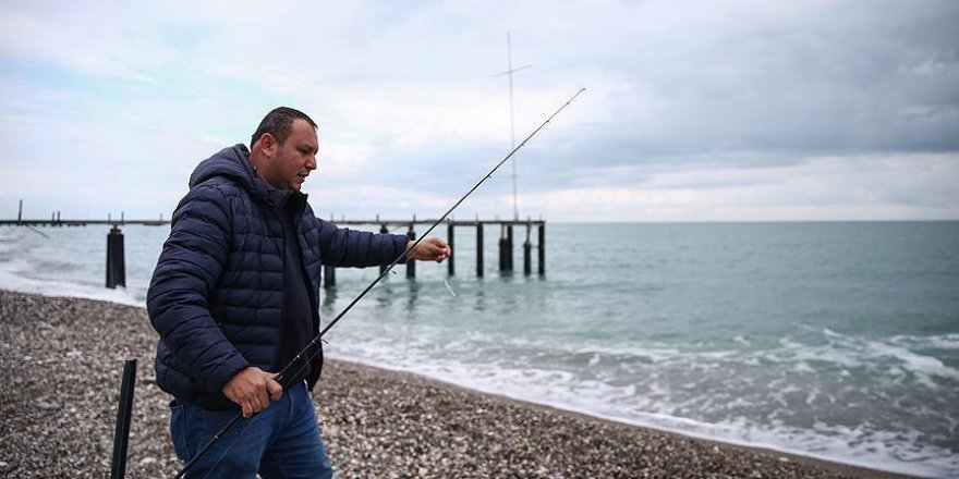 Antalyalı amatör balıkçılar 'firari levrekler'in peşinde