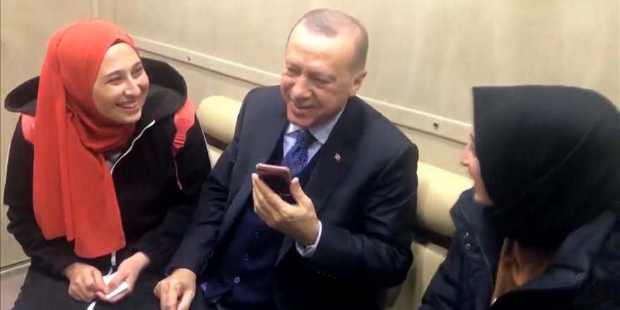 Cumhurbaşkanı Erdoğan, yanına gelen genç kızı kırmadı