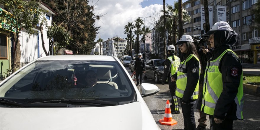 Hatay'da trafiğe yön veren kadın polisler