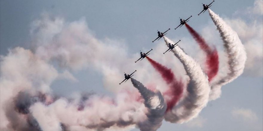 İstanbul semaları TEKNOFEST'teki uçuş gösterileriyle renklendi