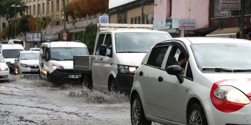 Sağanak hayatı olumsuz etkiledi.