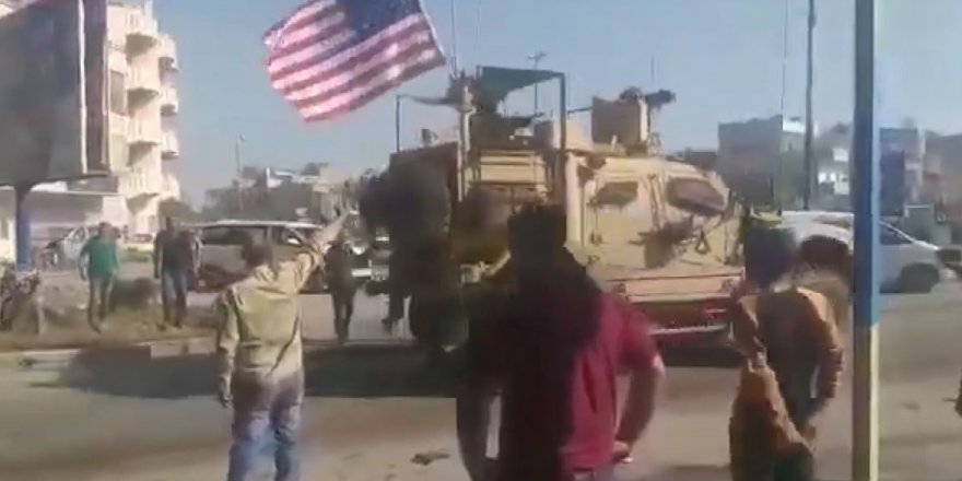 YPG/PKK sempatizanları Suriye'nin kuzeyinden çekilen ABD güçlerini protesto etti