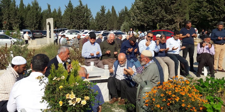 Mehmet Sapmaz Hoca yeğeninin kabri başında dua etti..