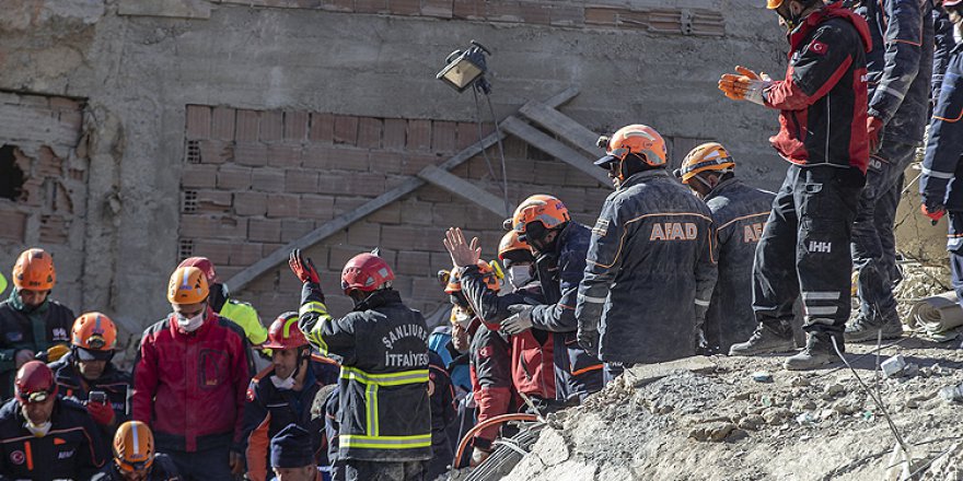 Depremden etkilenen bazı aileler camilerde kalıyor