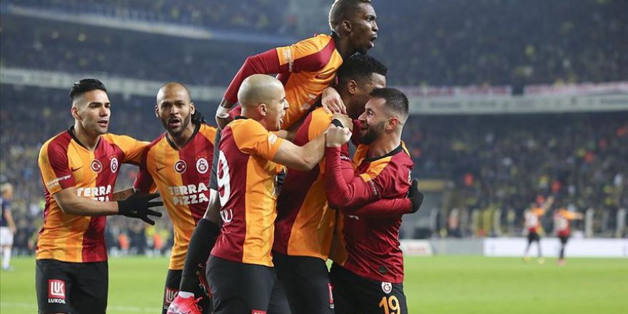 Galatasaray taraftarından Florya'da derbi kutlaması