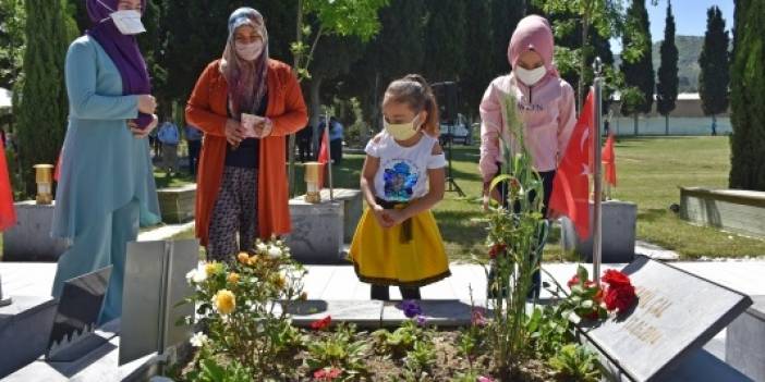 Şehit madencilerin çocukları 4 saatlik sürede babalarının mezarına koştu