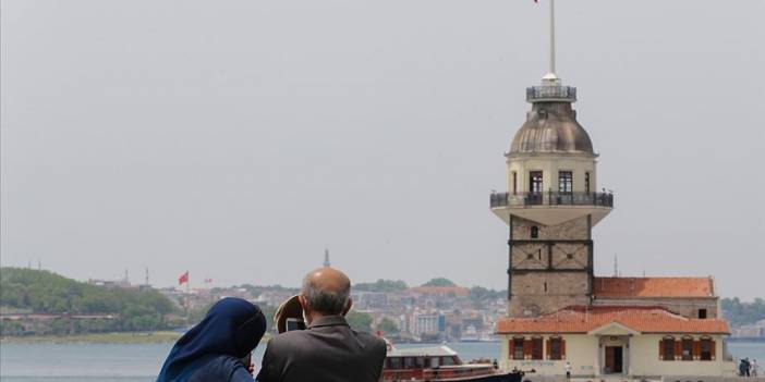 65 ve üzeri yaştaki vatandaşlar bayramda güneşli havanın keyfini çıkardı