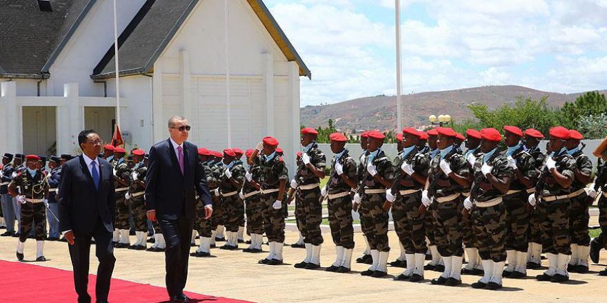 Cumhurbaşkanı Erdoğan, Madagaskar'da resmi törenle karşılandı