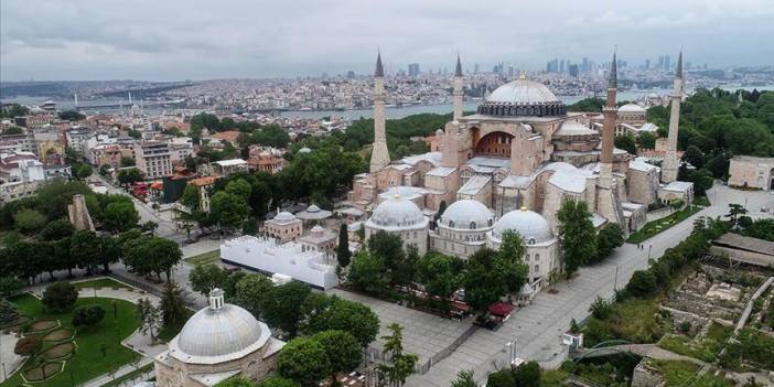 Vatandaşlar cami avluları, pazar yerleri ve statlarda cuma namazı kıldı