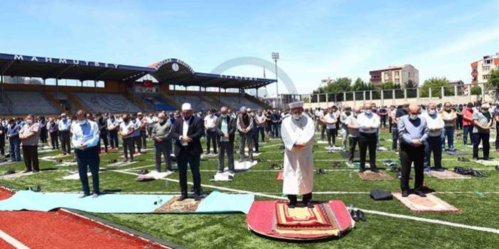 Bağcılar İlçe Müftüsü Celal Büyük 3 bin kişiye cuma namazı kıldırdı..