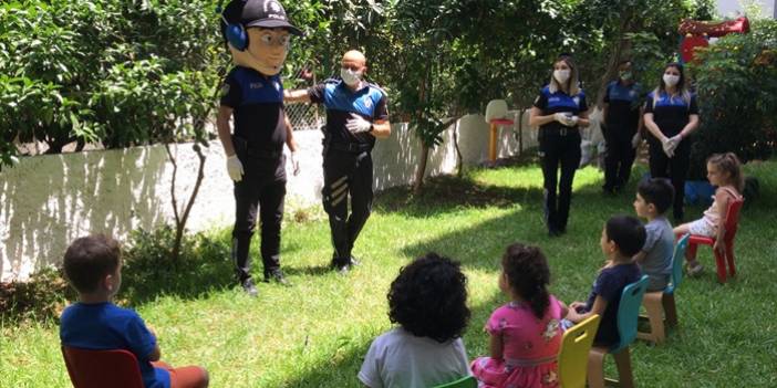 Adana'da polis, anaokulu öğrencilerine Kovid-19 tedbirlerini anlattı