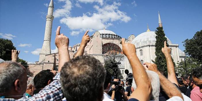 Ayasofya önünde sevinç gösterileri