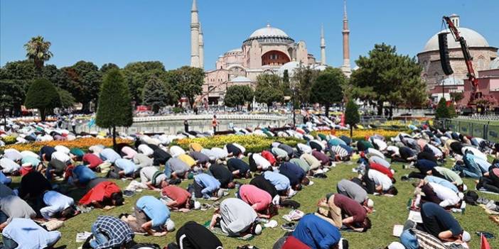 Ayasofya-i Kebir Cami-i Şerifi'ne vatandaşların yoğun ilgisi devam ediyor