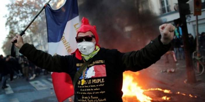 Paris'teki polis şiddeti protestolarında çatışma çıktı