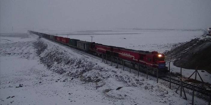 Türkiye'den Çin'e gidecek ilk blok ihracat treni Kars'tan Gürcistan'a uğurlandı