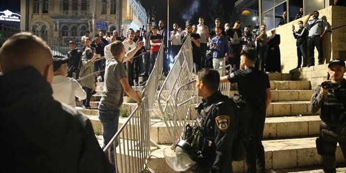 İsrail polisinin geri adım atmasıyla Filistinliler Şam Kapısı’ndaki barikatları kaldırdı