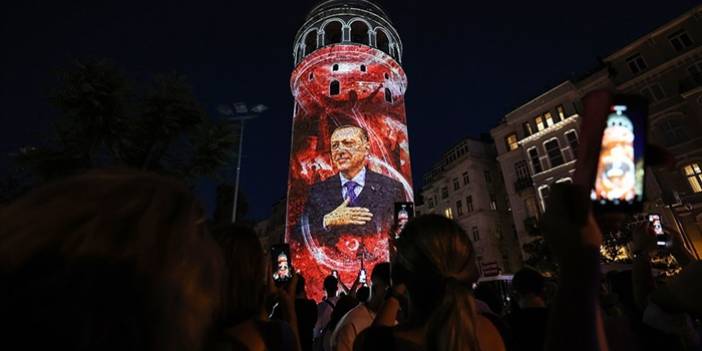 Galata Kulesi ile Ayasofya-i Kebir Cami-i Şerifi 15 Temmuz'a özel görsellerle ışıklandırıldı