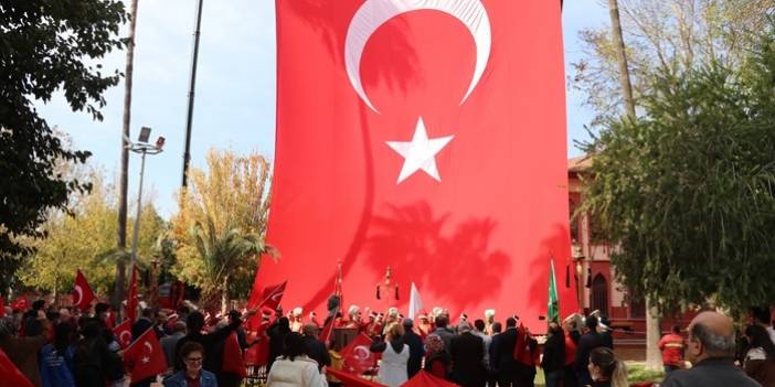 Türkiye’nin ilk en büyük Türk bayrağı Adana'da yeniden asıldı