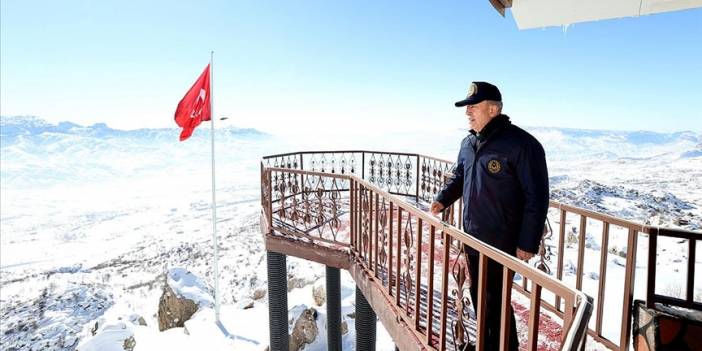 Milli Savunma Bakanı Akar, beraberindeki TSK komuta kademesi ile sınırın "sıfır noktasında"