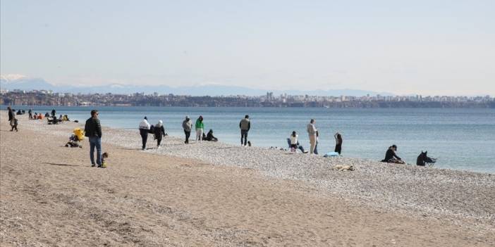 Antalya'da vatandaşlar ve turistler güneşli havanın keyfini çıkardı