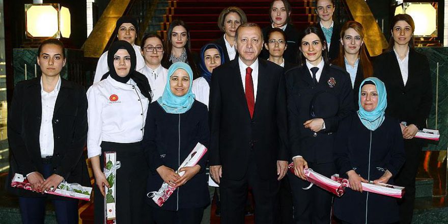 Cumhurbaşkanı Erdoğan, kadın çalışanlara karanfil verdi