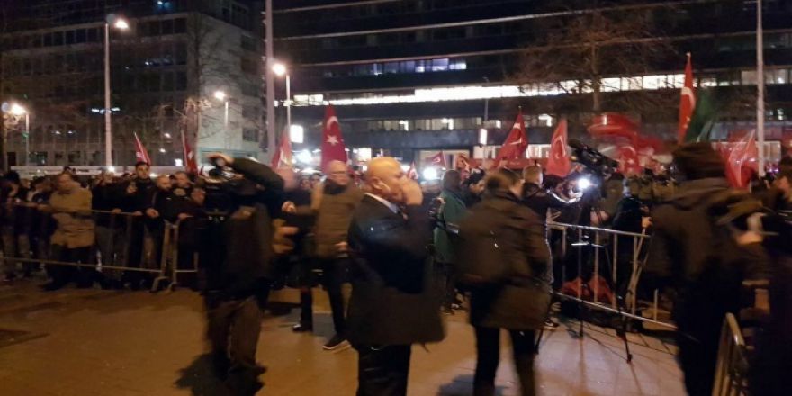 Hollanda'da Türk vatandaşlarından konsolosluk önünde protesto