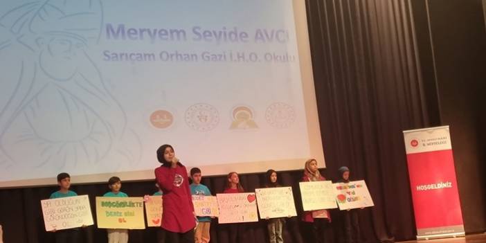 Adana'da 'Mevlana Haftası' etkinliğinde öğrenciler mesneviden şiirler okudular..