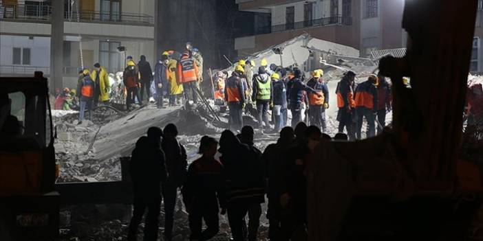 Adana'da yıkılan binalarda arama kurtarma çalışmaları devam ediyor.