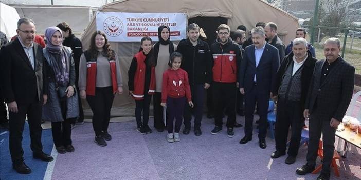 Bakan Kasapoğlu ile Baykar Yönetim Kurulu Başkanı Bayraktar, depremzedeleri ziyaret etti