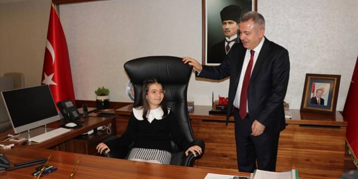Vali Dr. Süleyman Elban koltuğunu temsili olarak öğrenciye devretti