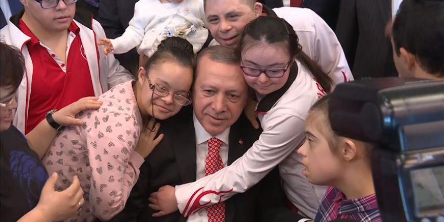 Cumhurbaşkanı Erdoğan, down sendromlu çocukları kabul etti