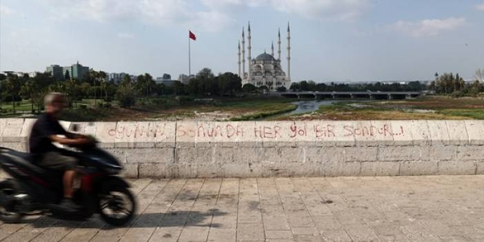 Tarihi köprüye sprey boyayla yazı yazılmasına vatandaşlardan tepki
