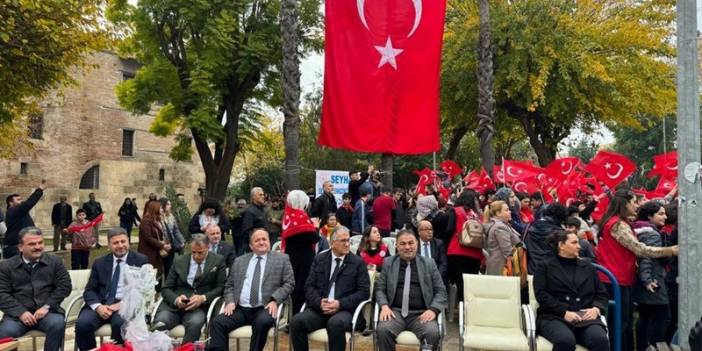 Tarık Karadağ, gençler eşliğinde 'Ölürüm Türkiye'm şarkısını söyledi