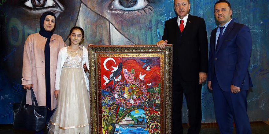 Diyarbakırlı küçük ressam Cumhurbaşkanı Erdoğan'a kendi çizdiği tabloyu hediye etti