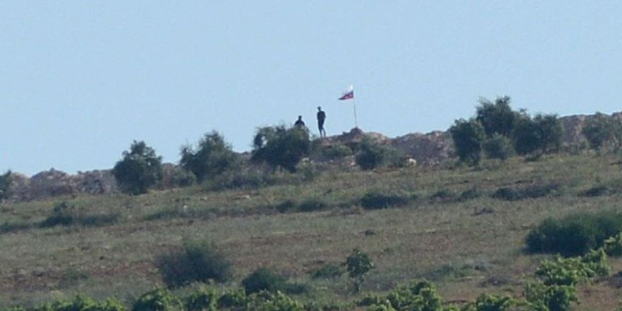 Terör örgütü PYD bölgesinde Suriye ve Rus bayrağı çekildi