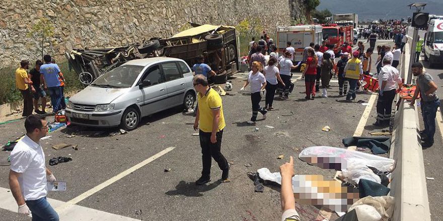 Muğla-Antalya kara yolunda midibüs uçuruma yuvarlandı