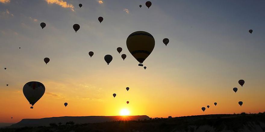 Gün doğumunu gökyüzünde karşılıyorlar