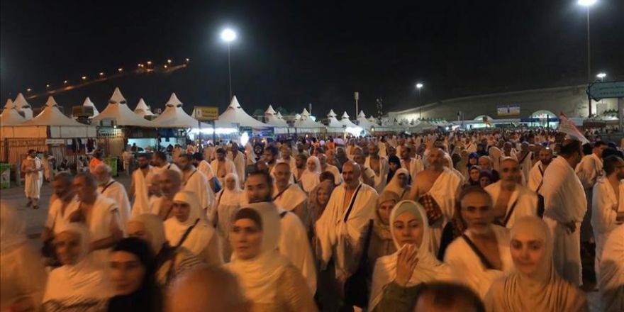 Hacılar, Mina'da şeytan taşlama görevlerini yerine getirdi