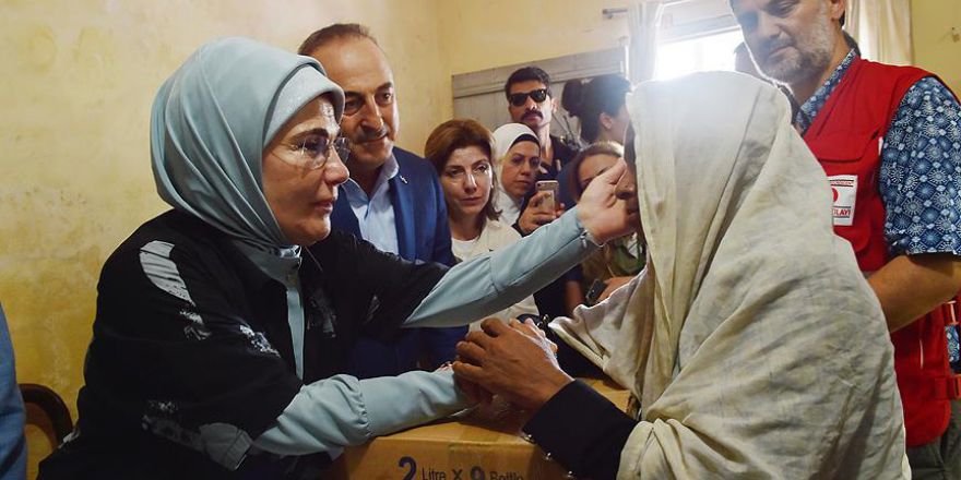 Emine Erdoğan Arakanlı Müslümanlara yardım dağıttı ​​​​​​​