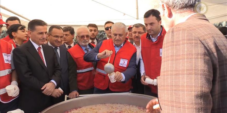 Başbakan Yıldırım, vatandaşlara aşure dağıttı