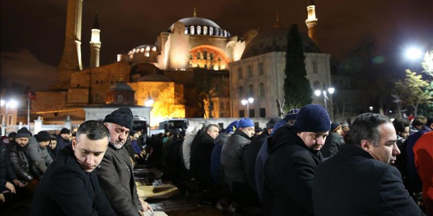 Ayasofya Meydanı'ında teheccüd namazı