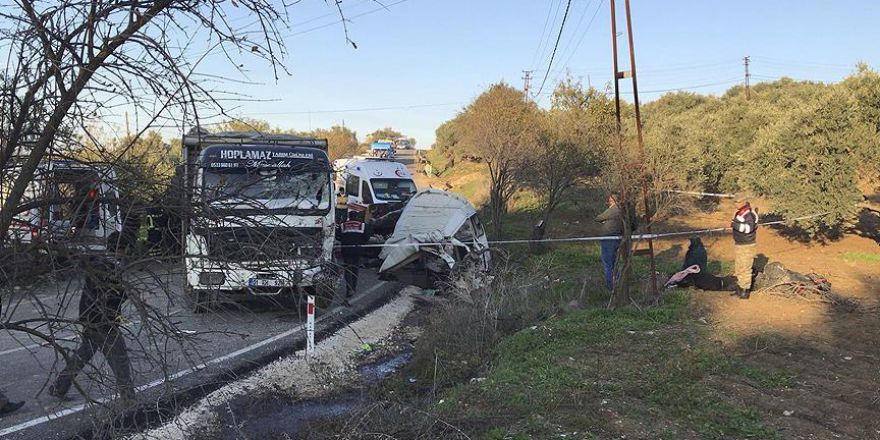 Hatay'da minibüs ile kamyon çarpıştı: 11 ölü, 9 yaralı