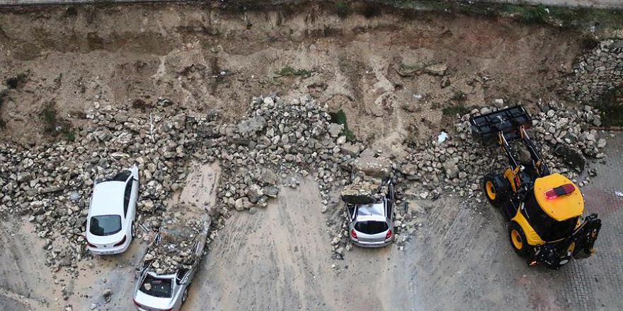 Adana'da, yoğun yağışın etkisiyle..