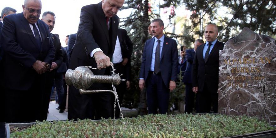 Erdoğan, Alparslan Türkeş'in kabrini ziyaret etti