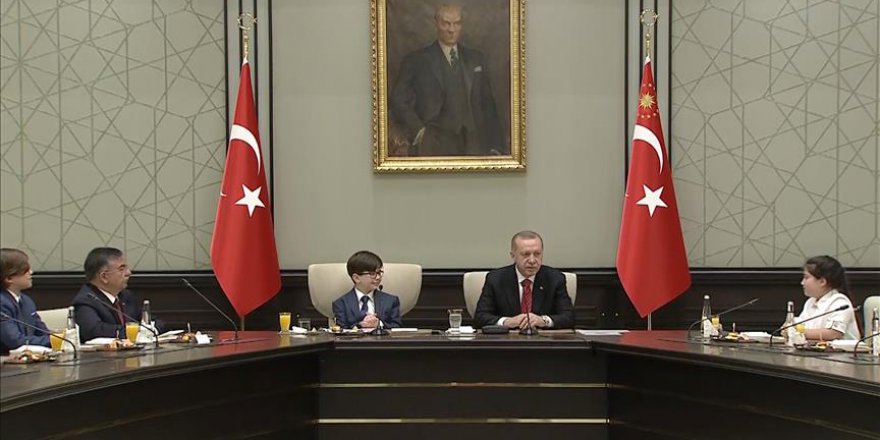 Cumhurbaşkanı Erdoğan çocuklarla bir araya geldi