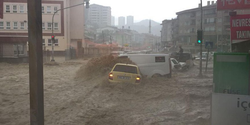 Mamak'ta aniden başlayan yağışın ardından araçlar sürüklendi